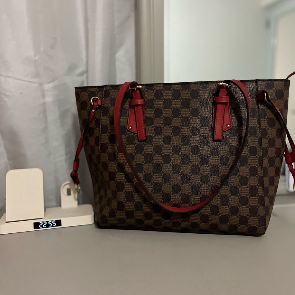 used women's bag in good conditions. Color brown and red, in leather
